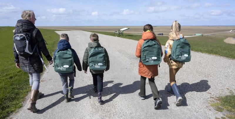 Op weg door het gebied Noard-Fryslân Bûtendyks. Sabine Tichelaar, haar kinderen en vriendjes.